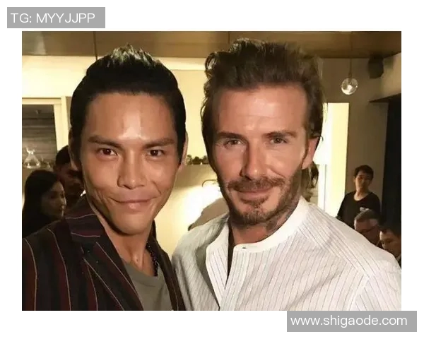 成龙与足球明星亲密合影展现友谊与运动精神引发粉丝热议